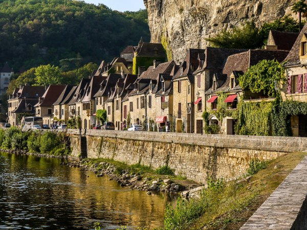 Pourquoi choisir Domme pour vos vacances en camping dans le Périgord Noir ?