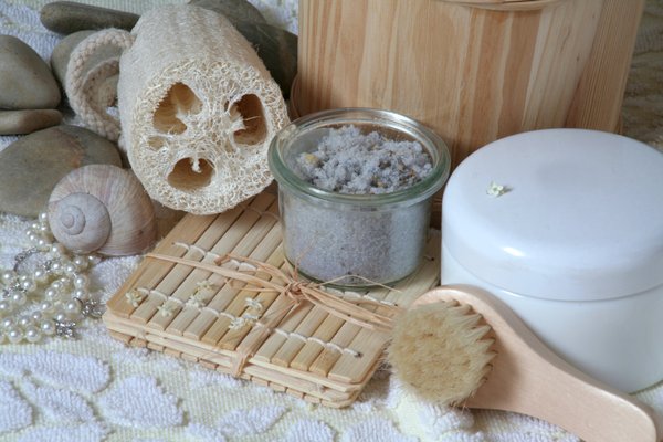 Quels sont les éléments indispensables d'un kit d'accueil pour salle de bain d'hôtel ?